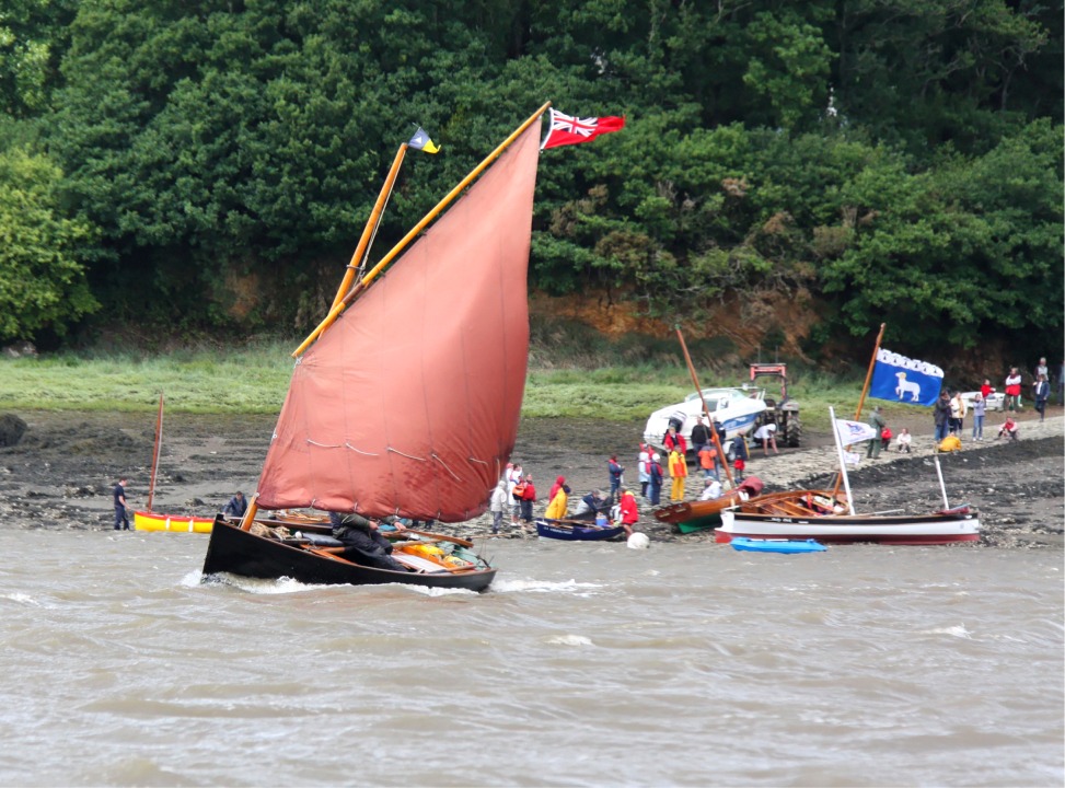 Le week-end dernier (18 et 19 juin), je suis allé participer à la Route du Sable, rassemblement de voile-aviron en mémoire des anciens sabliers qui venaient jadis livrer dans les terres le maerl (sable grossier constitué par les débris d'une algue à squelette calcaire, qui servait à amender les terres trop acides afin d'améliorer leur rendement). L'itinéraire de la Route du Sable remonte la partie maritime de l'Aulne (en aval de Chateaulin où commence le canal de Nantes à Brest). Voir notre page consacrée à la Route du Sable 2011. 